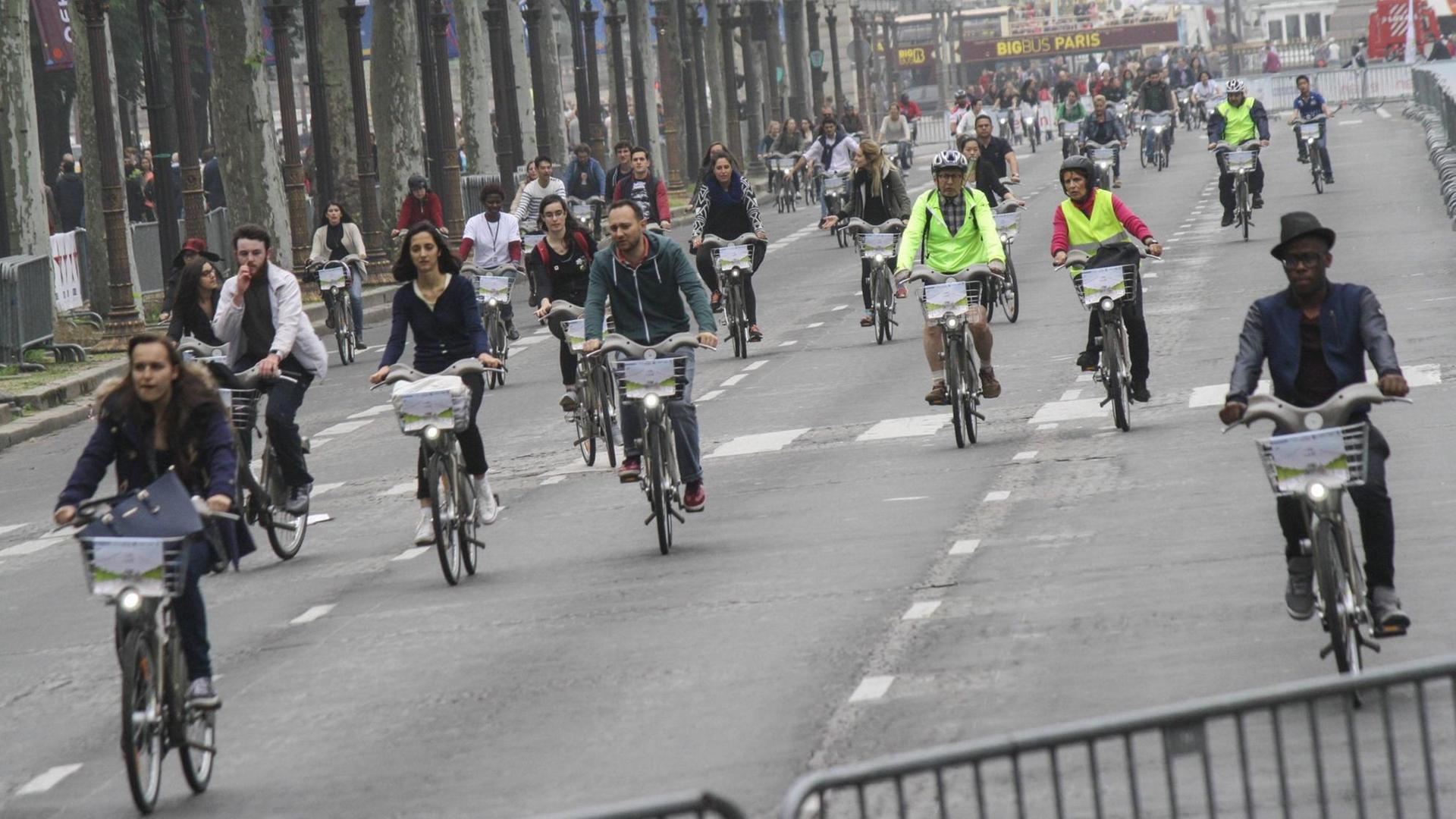 Fahrradaktion auf dem Champs Elysees in Paris Fahrradaktion auf dem Champs Elysees in Paris