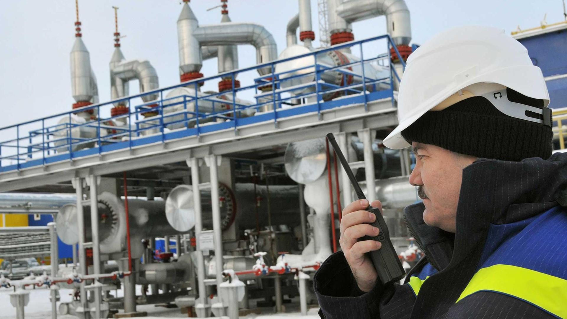 Ein Achimgaz-Mitarbeiter mit Funkgerät steht an der neuen Gasaufbereitungsanlage im westsibirischen Nowy Urengoi (Russland, Foto vom 12.11.2008). Hier haben die russische Gazprom und Wintershall (Kassel) die Erdgasförderung aus der Achimov-Formation gestartet. Ein Achimgaz-Mitarbeiter mit Funkgerät steht an der neuen Gasaufbereitungsanlage im westsibirischen Nowy Urengoi (Russland, Foto vom 12.11.2008). Hier haben die russische Gazprom und Wintershall (Kassel) die Erdgasförderung aus der Achimov-Formation gestartet.