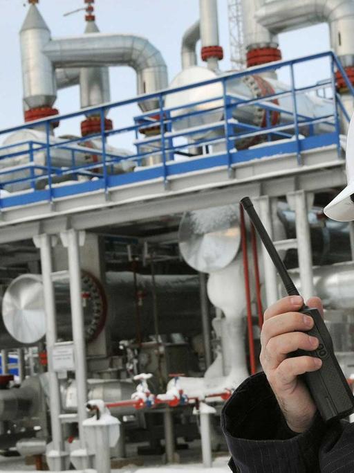 Ein Achimgaz-Mitarbeiter mit Funkgerät steht an der neuen Gasaufbereitungsanlage im westsibirischen Nowy Urengoi (Russland, Foto vom 12.11.2008). Hier haben die russische Gazprom und Wintershall (Kassel) die Erdgasförderung aus der Achimov-Formation gestartet.