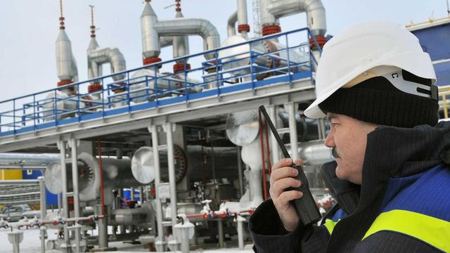 Ein Achimgaz-Mitarbeiter mit Funkgerät steht an der neuen Gasaufbereitungsanlage im westsibirischen Nowy Urengoi (Russland, Foto vom 12.11.2008). Hier haben die russische Gazprom und Wintershall (Kassel) die Erdgasförderung aus der Achimov-Formation gestartet.