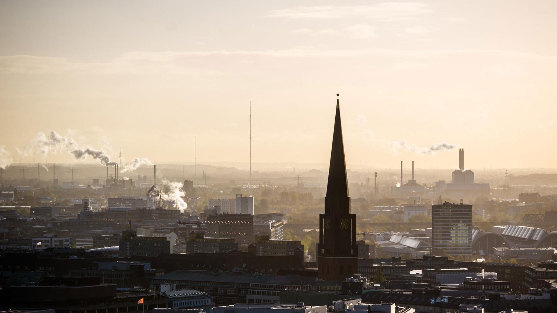 Die Skyline von Hamburg, vorn die Jacobi-Kirche Die Skyline von Hamburg, vorn die Jacobi-Kirche