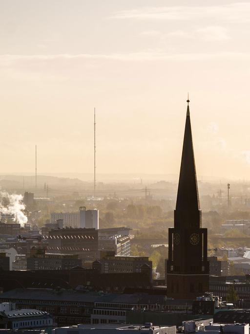 Die Skyline von Hamburg, vorn die Jacobi-Kirche