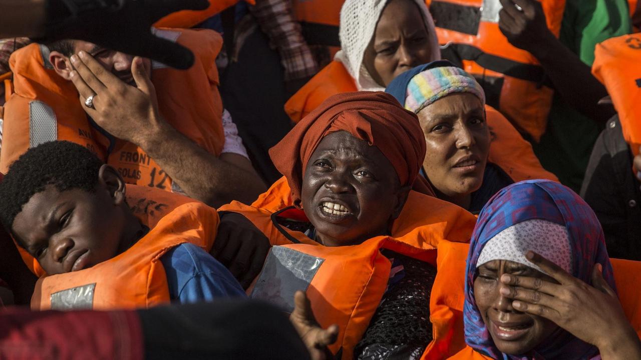 Migranten auf dem Rettungsschiff "Proactiva Open Arms"