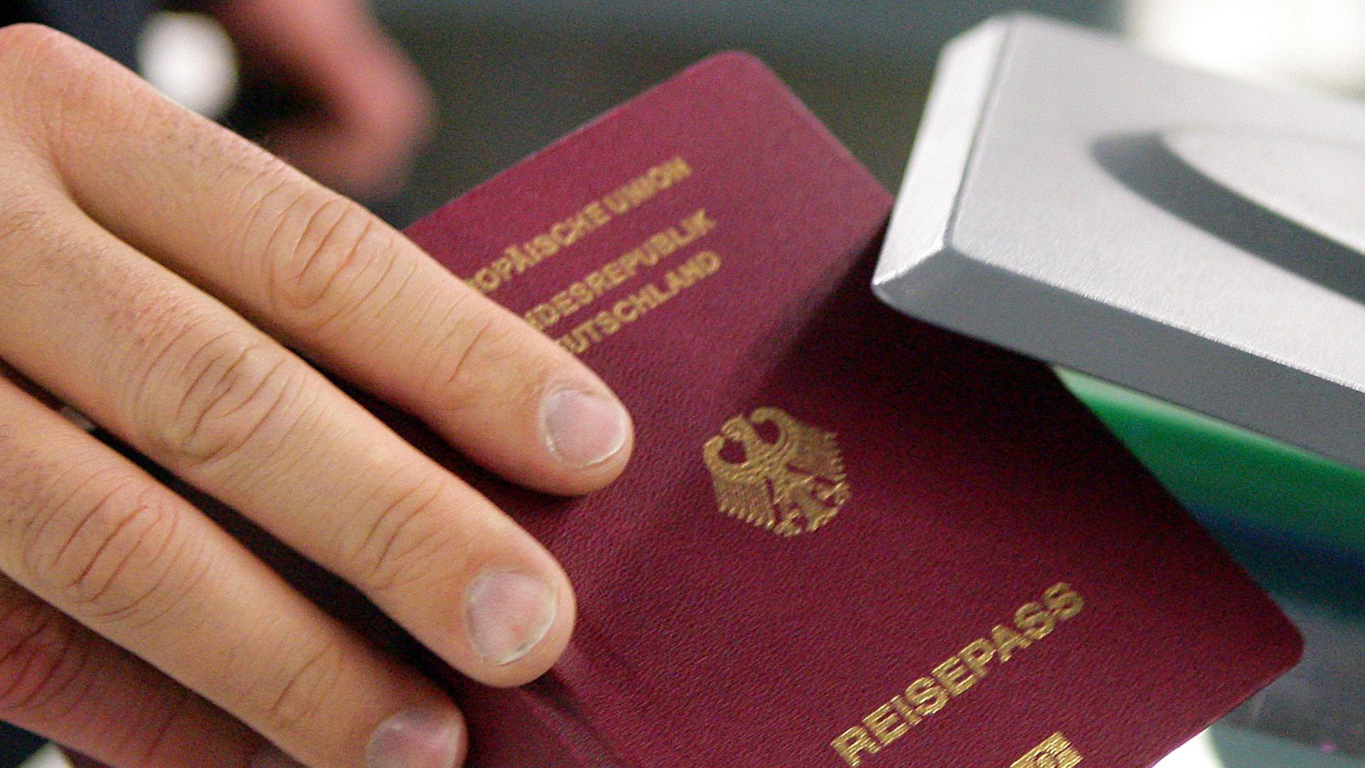 Ein Mann hält am 16.10.2009 auf dem Flughafen in Frankfurt am Main seinen Reisepass in den Prototypen einer automatischen Passkontrolle, genannt "easy Pass". Ein Mann hält am 16.10.2009 auf dem Flughafen in Frankfurt am Main seinen Reisepass in den Prototypen einer automatischen Passkontrolle, genannt "easy Pass".