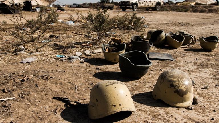 Helme von Soldaten der irakischen Armee liegen in Kirkuk auf dem Boden. Helme von Soldaten der irakischen Armee liegen in Kirkuk auf dem Boden.