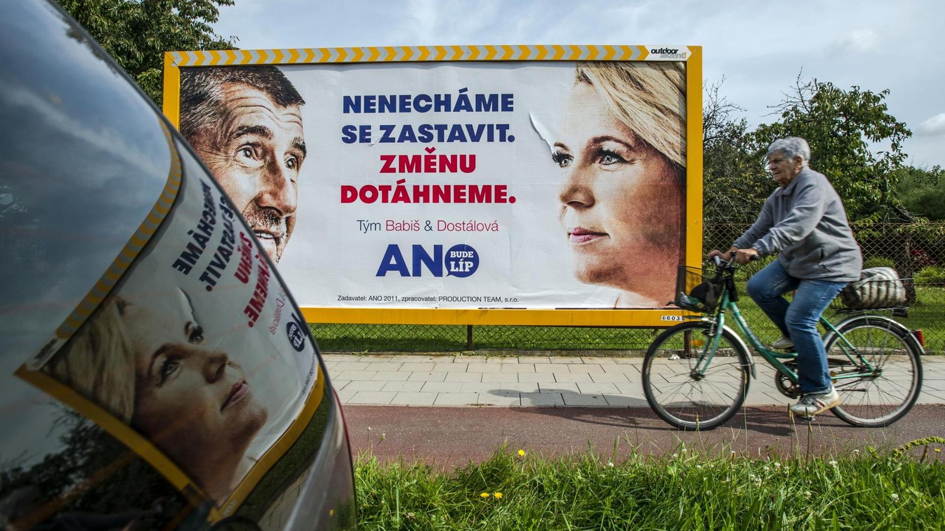 ***FILE PHOTO*** Billboard of the Czech political party ANO 2011 is seen in Hradec Kralove, Czech Republic, on September 8, 2017. The party is among 10 most preferred parties in pre-election polls. On the billboard is seen L-R Andrej Babis and Klara Dostalova. Czech general elections 2017 will be held on October 20-21. (CTK Photo/David Tanecek) Foto: David Tanecek/CTK/dpa | ***FILE PHOTO*** Billboard of the Czech political party ANO 2011 is seen in Hradec Kralove, Czech Republic, on September 8, 2017. The party is among 10 most preferred parties in pre-election polls. On the billboard is seen L-R Andrej Babis and Klara Dostalova. Czech general elections 2017 will be held on October 20-21. (CTK Photo/David Tanecek) Foto: David Tanecek/CTK/dpa |