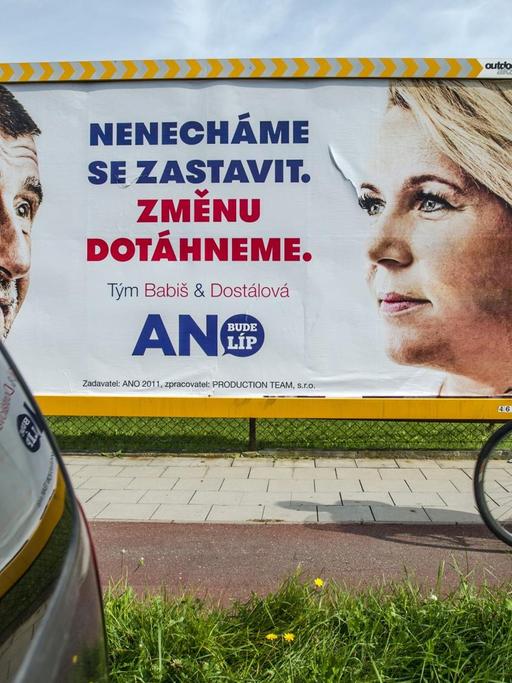 ***FILE PHOTO*** Billboard of the Czech political party ANO 2011 is seen in Hradec Kralove, Czech Republic, on September 8, 2017. The party is among 10 most preferred parties in pre-election polls. On the billboard is seen L-R Andrej Babis and Klara Dostalova. Czech general elections 2017 will be held on October 20-21. (CTK Photo/David Tanecek) Foto: David Tanecek/CTK/dpa |