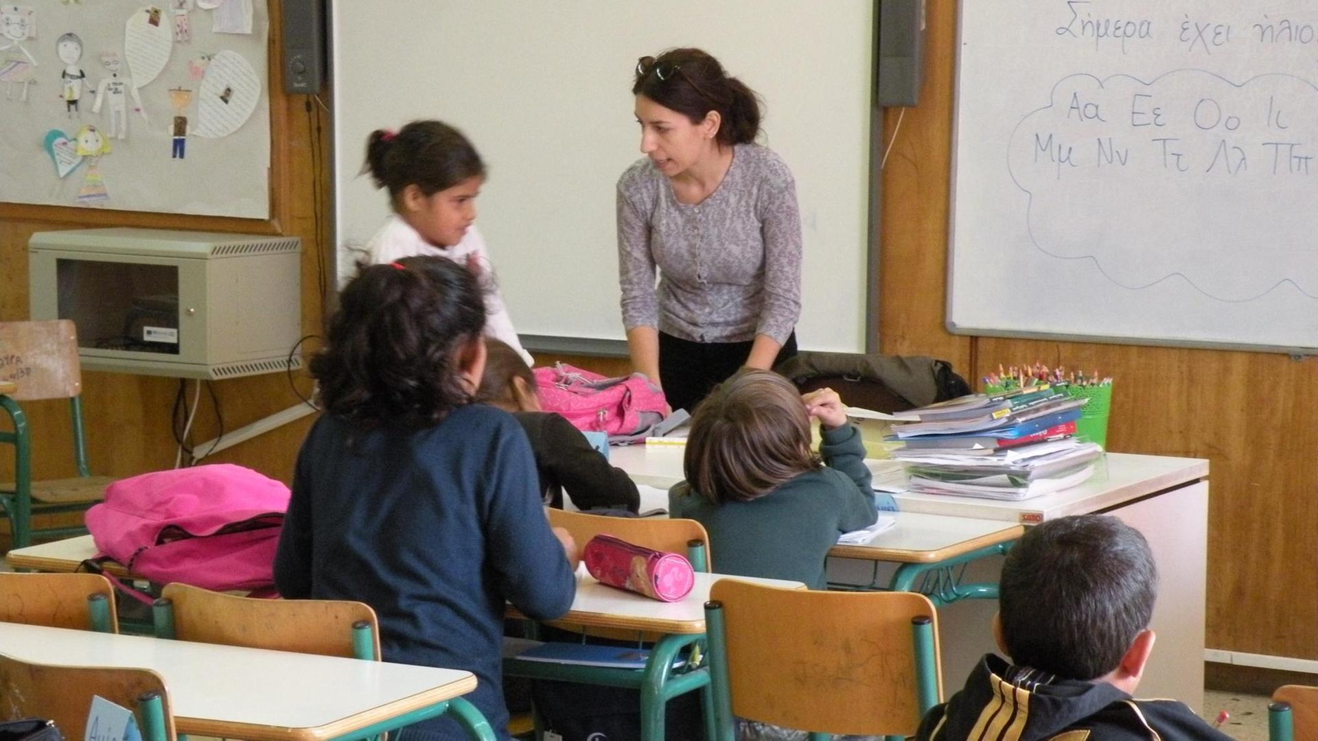 Eine Lehrerin lehrt Flüchtlingskinder im Klassenzimmer. Eine Lehrerin lehrt Flüchtlingskinder im Klassenzimmer.