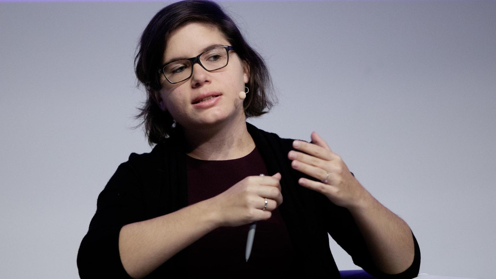 Die österreichische Autorin und Journalistin Ingrid Brodnig während einer Diskussionsrunde zum Thema "Fakenews" im Rahmen der 24. Österreichischen Medientage in Wien Die österreichische Autorin und Journalistin Ingrid Brodnig während einer Diskussionsrunde zum Thema "Fakenews" im Rahmen der 24. Österreichischen Medientage in Wien