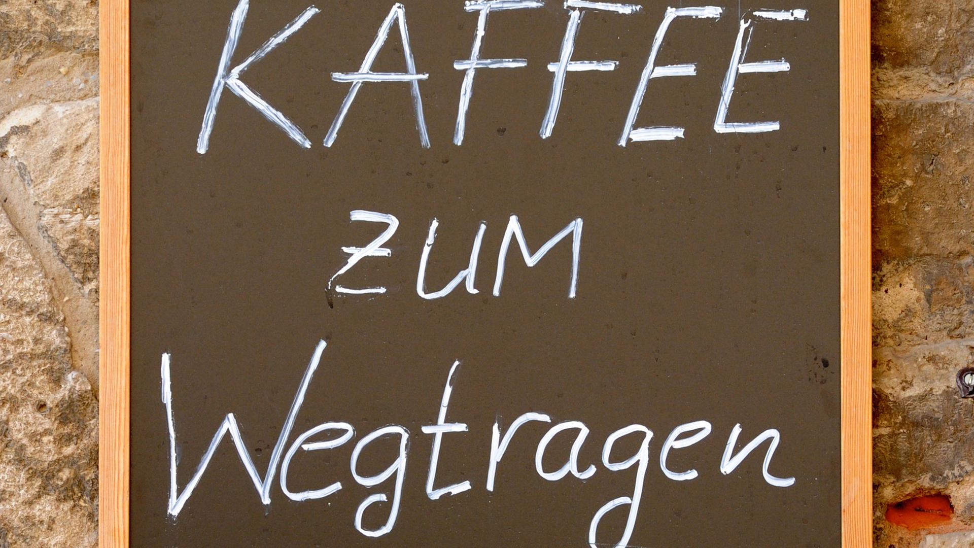 "Kaffee zum Wegtragen" - Hier macht sich offenbar jemand um die deutsche Sprache verdient. "Kaffee zum Wegtragen" - Hier macht sich offenbar jemand um die deutsche Sprache verdient.