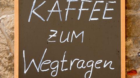 "Kaffee zum Wegtragen" - Hier macht sich offenbar jemand um die deutsche Sprache verdient.