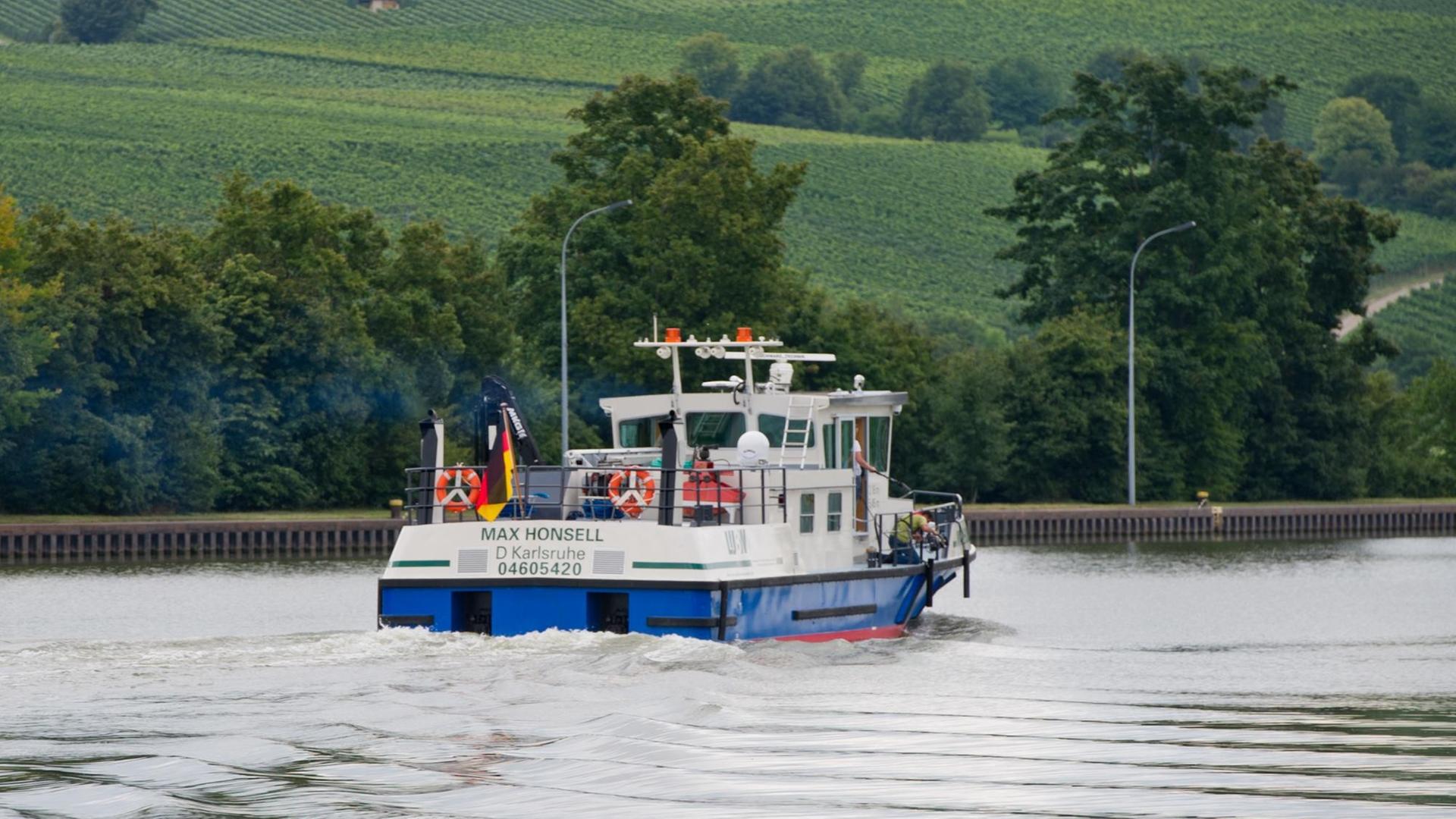 Das LUBW-Messsschiff (Landesanstalt für Umwelt, Messungen und Naturschutz) "Max Honsell" fährt am 07.08.2014 in Lauffen am Neckar (Baden-Württemberg) auf dem Neckar. Das Schiff wird für Mikroplastikuntersuchungen in Rhein und Neckar eingesetzt werden. Das LUBW-Messsschiff (Landesanstalt für Umwelt, Messungen und Naturschutz) "Max Honsell" fährt am 07.08.2014 in Lauffen am Neckar (Baden-Württemberg) auf dem Neckar. Das Schiff wird für Mikroplastikuntersuchungen in Rhein und Neckar eingesetzt werden.
