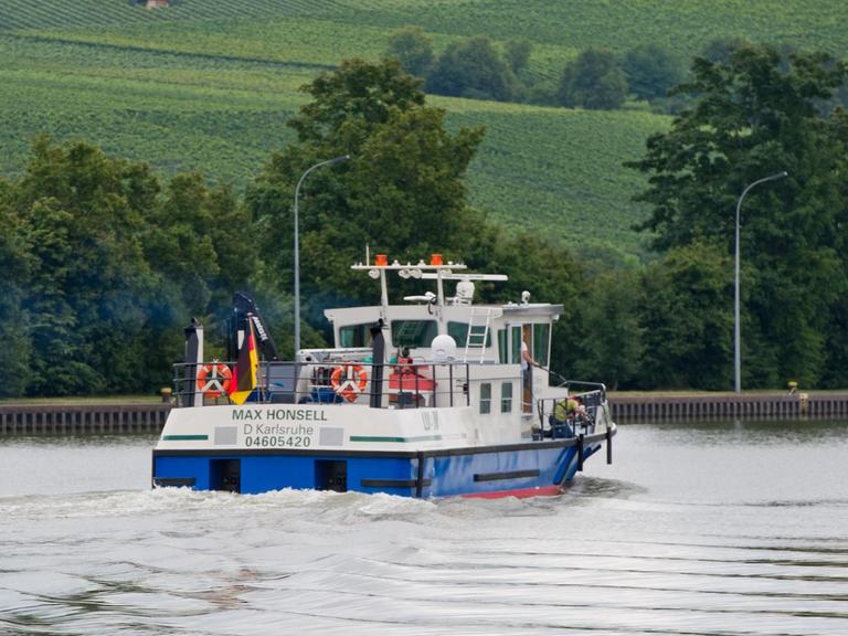 Das LUBW-Messsschiff (Landesanstalt für Umwelt, Messungen und Naturschutz) "Max Honsell" fährt am 07.08.2014 in Lauffen am Neckar (Baden-Württemberg) auf dem Neckar. Das Schiff wird für Mikroplastikuntersuchungen in Rhein und Neckar eingesetzt werden.