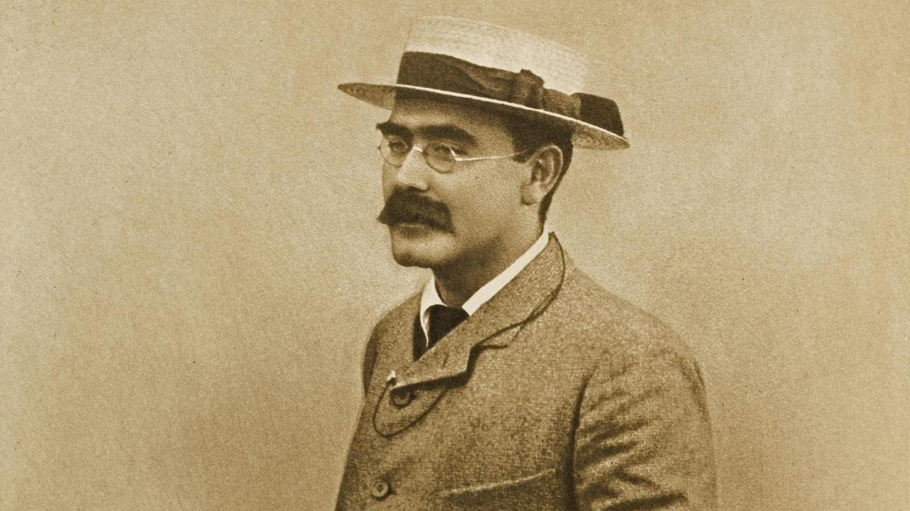 Eine Fotografie in Sepiatönen zeigt Rudyard Kipling. Eine Fotografie in Sepiatönen zeigt Rudyard Kipling.