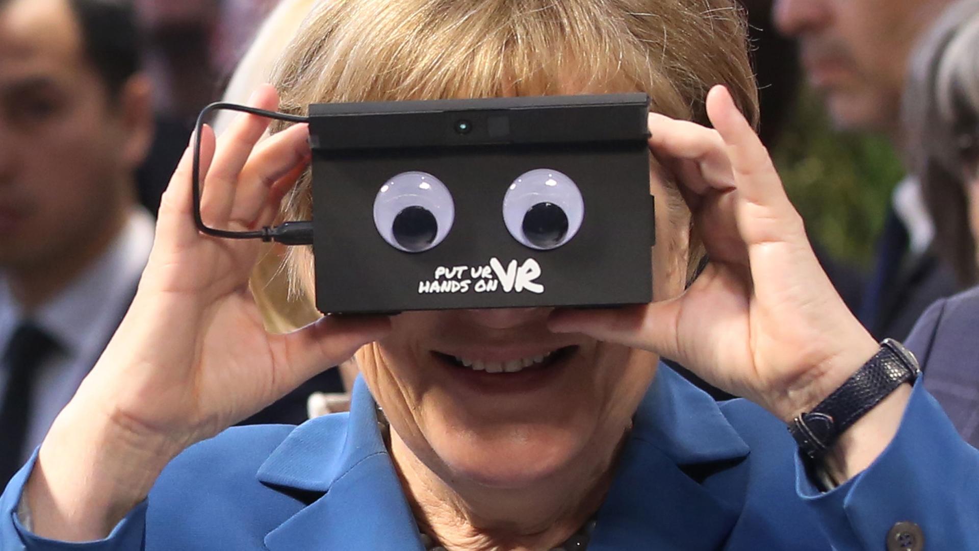 Bundeskanzlerin Angela Merkel (CDU) besucht am 25.04.2016 den Stand von ifm electronic (Automatisierungstechnik) auf der Hannover Messe (Niedersachsen). Die USA sind dieses Jahr das Partnerland der Messe. Der US-Präsident hält sich für einen zweitägigen Besuch in Deutschland auf. Bundeskanzlerin Angela Merkel (CDU) besucht am 25.04.2016 den Stand von ifm electronic (Automatisierungstechnik) auf der Hannover Messe (Niedersachsen). Die USA sind dieses Jahr das Partnerland der Messe. Der US-Präsident hält sich für einen zweitägigen Besuch in Deutschland auf.