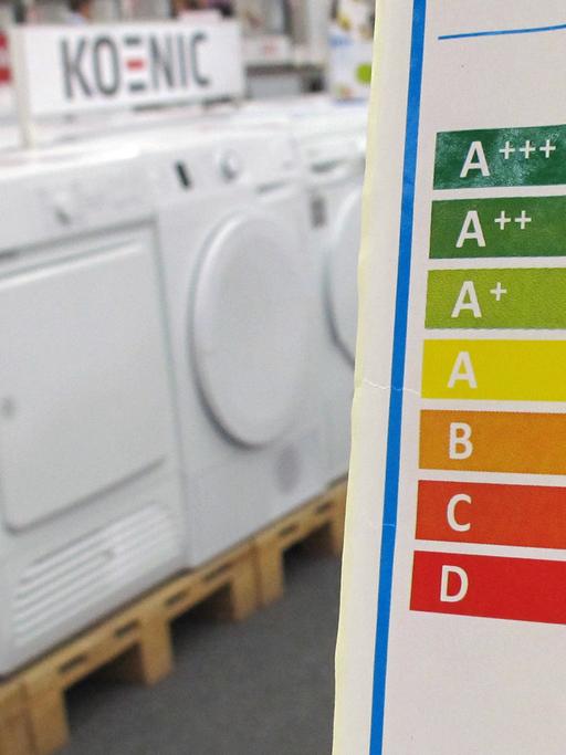 Ein Hinweisschild mit Ausweisung der Energieeffizienzklasse steht in einem Grossmarkt für Elektroartikel.