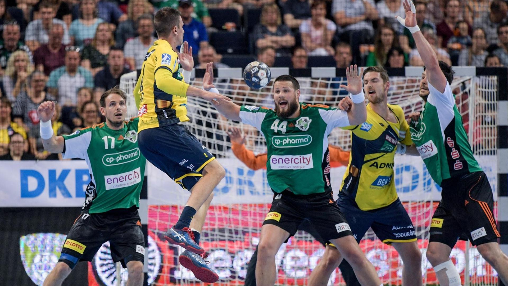 Hannovers Kai Häfner (l-r), Andy Schmid von den Rhein-Neckar Löwen, Hannovers Ilija Brozovic, Hendrik Pekeler von den Rhein-Neckar Löwen und Hannovers Evgeni Pevnov kämpfen um den Ball. Hannovers Kai Häfner (l-r), Andy Schmid von den Rhein-Neckar Löwen, Hannovers Ilija Brozovic, Hendrik Pekeler von den Rhein-Neckar Löwen und Hannovers Evgeni Pevnov kämpfen um den Ball.
