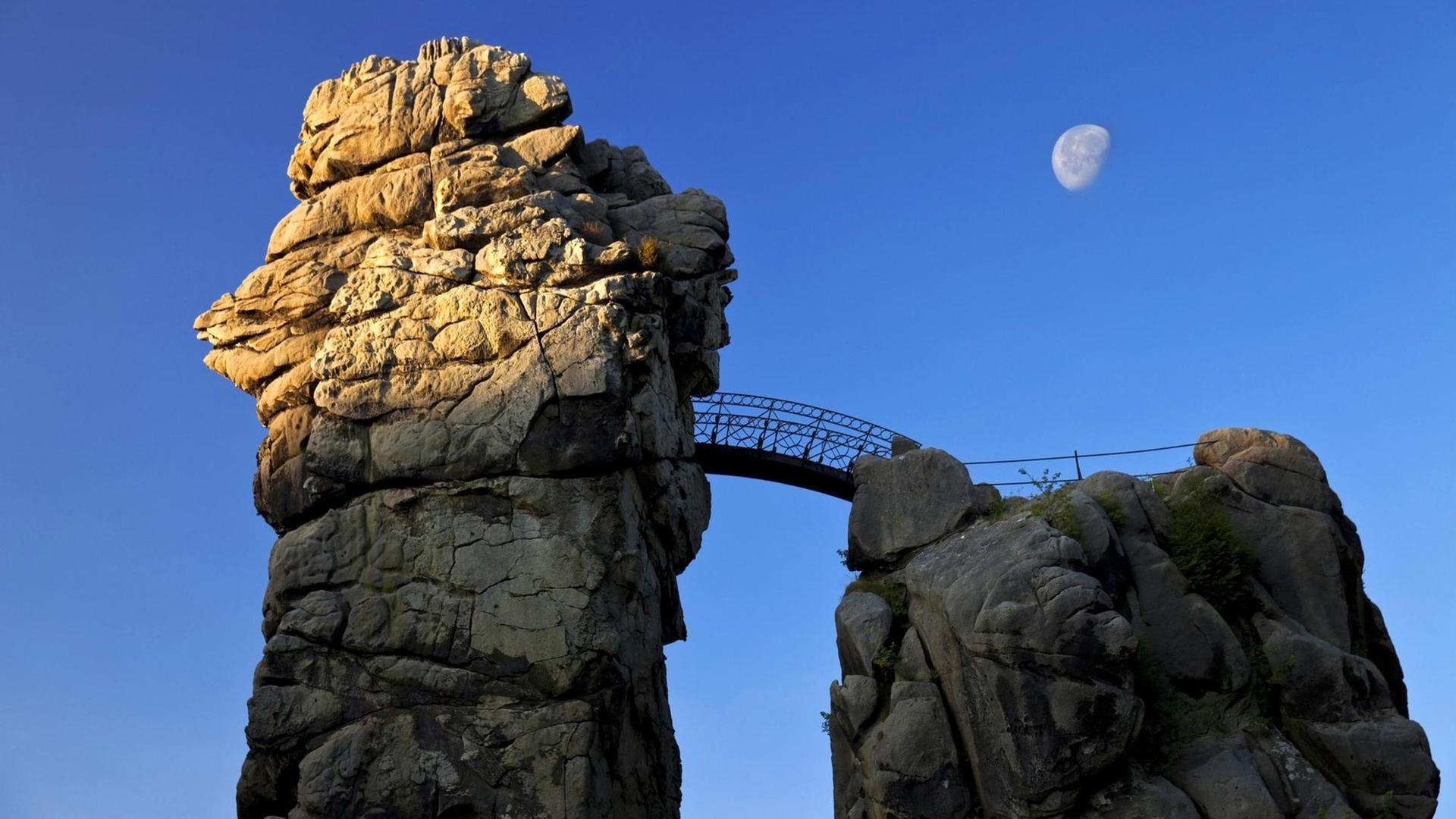Externsteine im Teutoburger Wald, mit dem Mond am Himmel im Hintergrund. Externsteine im Teutoburger Wald, mit dem Mond am Himmel im Hintergrund.