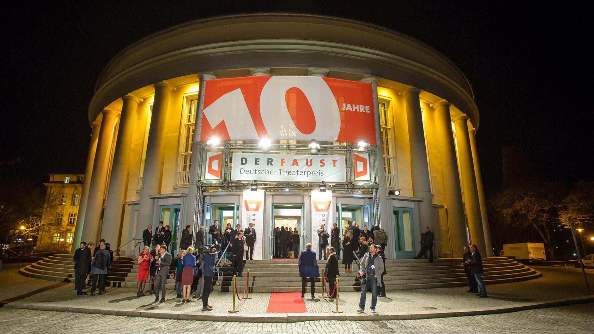 Im Saarländischen Staatstheater in Saarbrücken wird am 14.11.2015 der Theaterpreises des Deutschen Bühnenvereins DER FAUST verliehen.