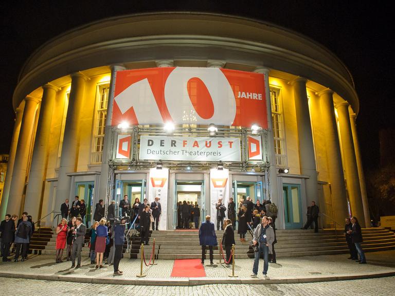 Im Saarländischen Staatstheater in Saarbrücken wird am 14.11.2015 der Theaterpreises des Deutschen Bühnenvereins DER FAUST verliehen.