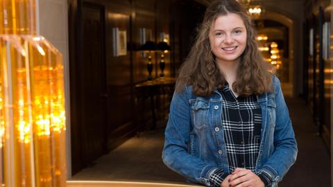 Die Schülerin Emilia S. aus Dresden steht in Berlin nach einem Pressegespräch in einem Hotel.