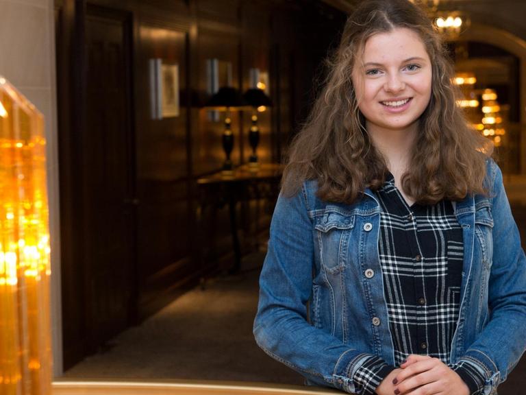 Die Schülerin Emilia S. aus Dresden steht in Berlin nach einem Pressegespräch in einem Hotel.