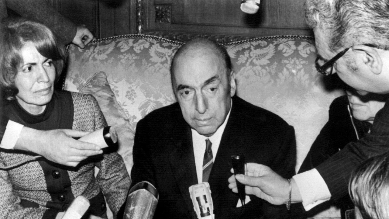 Der chilenische Schriftsteller und Botschafter Chiles in Frankreich, Pablo Neruda, einer der bedeutensten zeitgenössischen Lyriker Lateinamerikas, äußert sich am 21. Oktober 1971 in der chilenischen Botschaft in Paris gegenüber der Presse, nachdem ihm der Der chilenische Schriftsteller und Botschafter Chiles in Frankreich, Pablo Neruda, einer der bedeutensten zeitgenössischen Lyriker Lateinamerikas, äußert sich am 21. Oktober 1971 in der chilenischen Botschaft in Paris gegenüber der Presse, nachdem ihm der