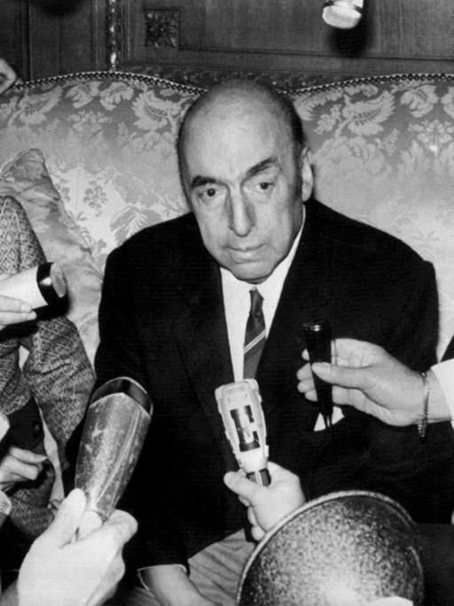 Der chilenische Schriftsteller und Botschafter Chiles in Frankreich, Pablo Neruda, einer der bedeutensten zeitgenössischen Lyriker Lateinamerikas, äußert sich am 21. Oktober 1971 in der chilenischen Botschaft in Paris gegenüber der Presse, nachdem ihm der