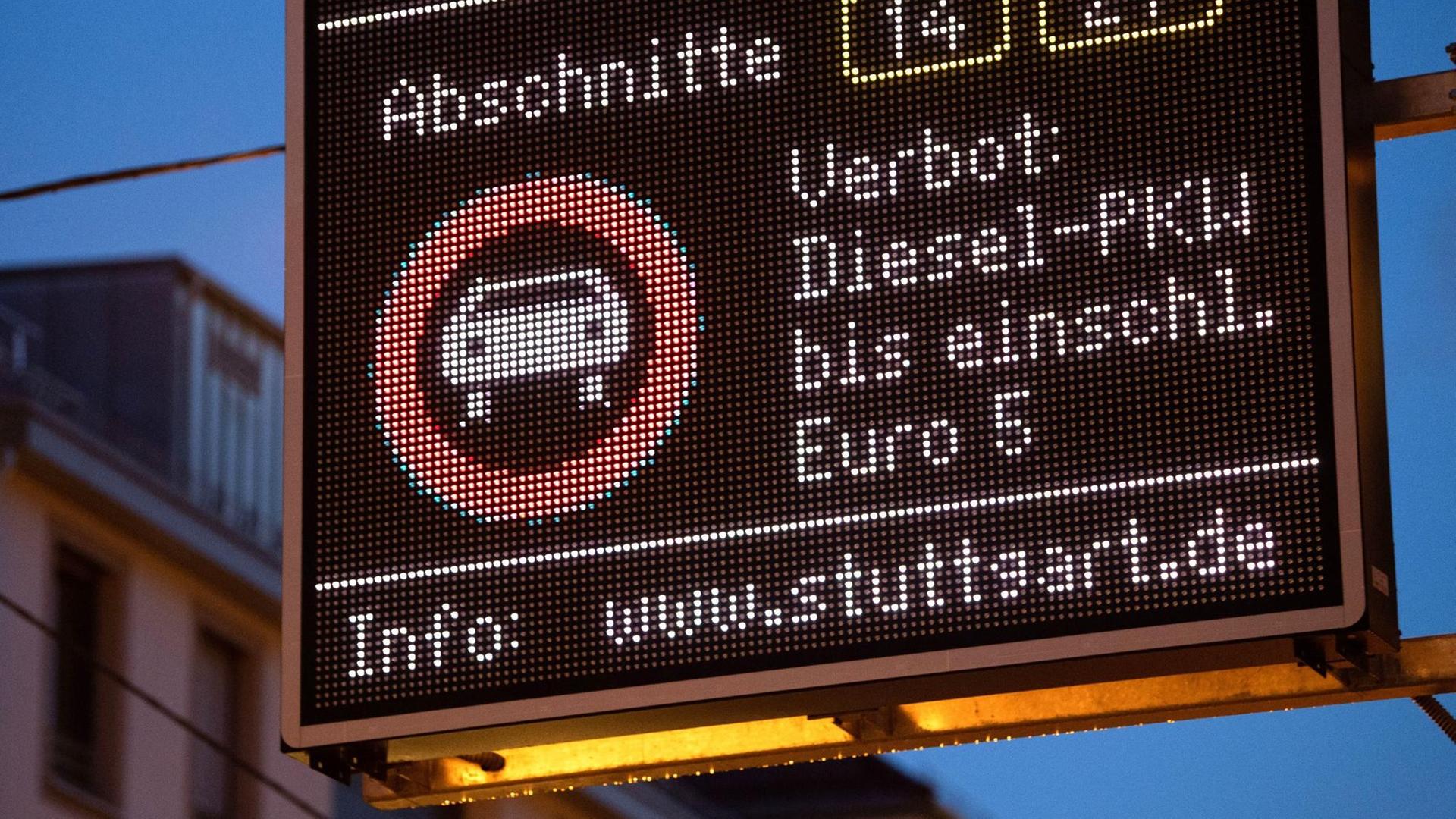 Stuttgart: Eine Anzeige weist auf ein Fahrverbot für Euro 5-Dieselautos auf Abschnitten der B14 und B27 hin. Zum Jahreswechsel wird das Fahrverbot für Dieselautos in der baden-württembergischen Landeshauptstadt ausgeweitet. Stuttgart: Eine Anzeige weist auf ein Fahrverbot für Euro 5-Dieselautos auf Abschnitten der B14 und B27 hin. Zum Jahreswechsel wird das Fahrverbot für Dieselautos in der baden-württembergischen Landeshauptstadt ausgeweitet.