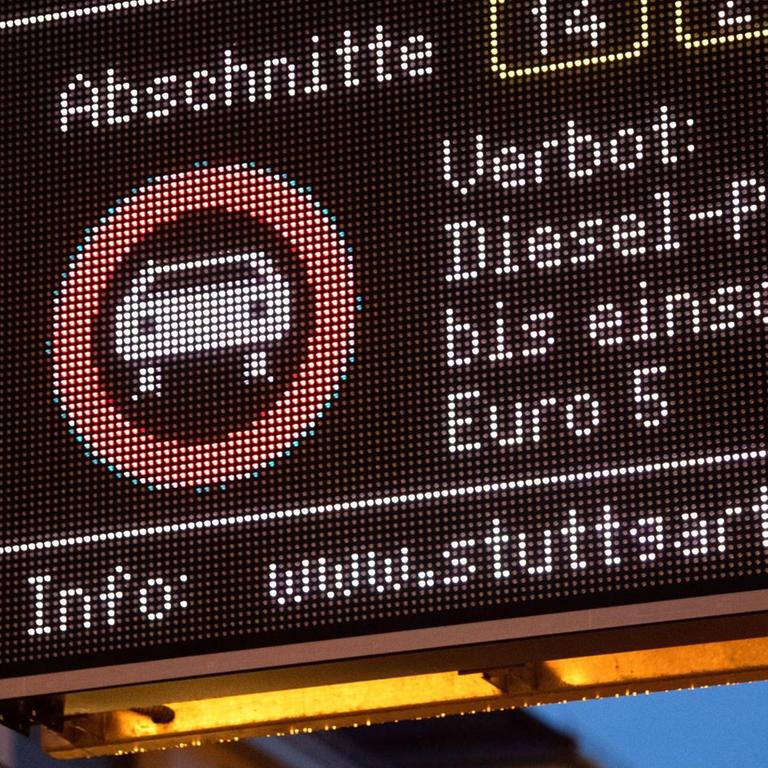 Stuttgart: Eine Anzeige weist auf ein Fahrverbot für Euro 5-Dieselautos auf Abschnitten der B14 und B27 hin. Zum Jahreswechsel wird das Fahrverbot für Dieselautos in der baden-württembergischen Landeshauptstadt ausgeweitet. 