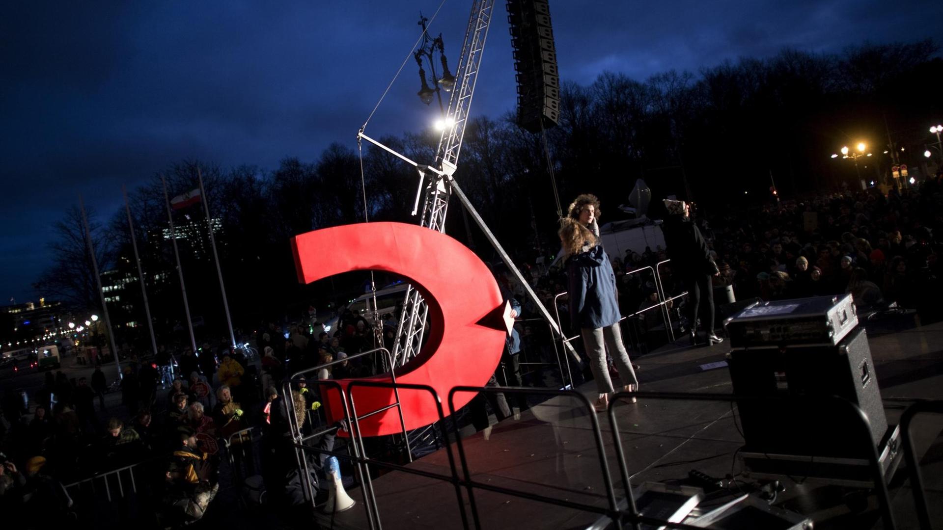 Das C der CDU, Orignial oder Kopie , welches von Greenpeace aus der Parteizentrale der CDU im Konrad-Adenauer-Haus entwendet wurde, wird praesentiert am Ende der Demonstration von Schuelerinnen und Schueler der weltweiten Bewegung FridaysForFuture unter dem Motto Neustart Klimastreik Wir Streiken Bis Ihr Handelt, globaler Klimastreik, vor dem Brandenburger Tor in Berlin. Die Schueler und Studenten protestieren und streiken fuer einen radikalen Wandel der Klimapolitik, den Klimaschutz, der Einhaltung des 1,5-Grad-Ziels und dem Ausstieg aus der Kohlepolitik. Das C der CDU, Orignial oder Kopie , welches von Greenpeace aus der Parteizentrale der CDU im Konrad-Adenauer-Haus entwendet wurde, wird praesentiert am Ende der Demonstration von Schuelerinnen und Schueler der weltweiten Bewegung FridaysForFuture unter dem Motto Neustart Klimastreik Wir Streiken Bis Ihr Handelt, globaler Klimastreik, vor dem Brandenburger Tor in Berlin. Die Schueler und Studenten protestieren und streiken fuer einen radikalen Wandel der Klimapolitik, den Klimaschutz, der Einhaltung des 1,5-Grad-Ziels und dem Ausstieg aus der Kohlepolitik.