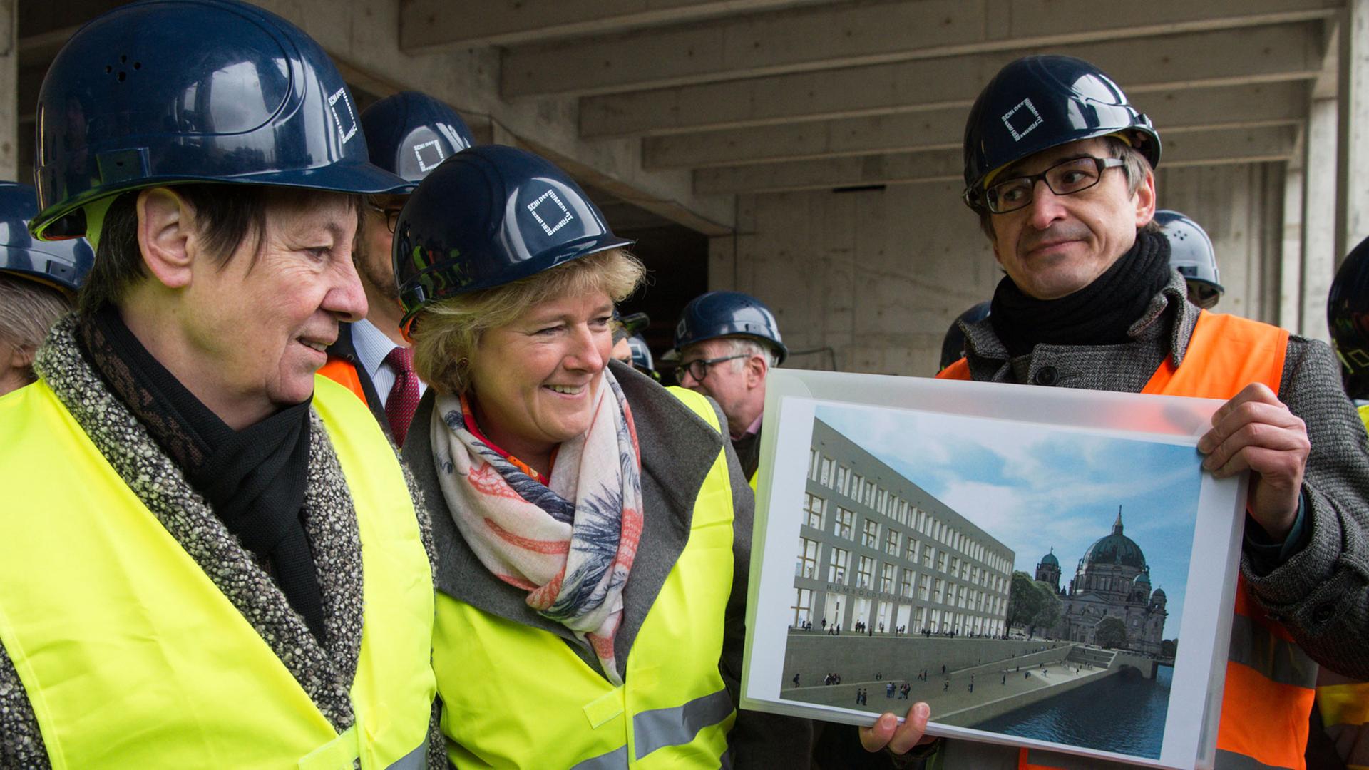 Bundesbauministerin Barbara Hendricks (l, SPD) und Monika Grütters (M, CDU), Staatsministerin für Kultur und Medien, werden von Karl-Heinrich Mohr (r), Bereichsleiter Hochbau der Stiftung Berliner Schloss, über die Baustelle des Berliner Schlosses - Humboldtforum in Berlin geführt. Bundesbauministerin Barbara Hendricks (l, SPD) und Monika Grütters (M, CDU), Staatsministerin für Kultur und Medien, werden von Karl-Heinrich Mohr (r), Bereichsleiter Hochbau der Stiftung Berliner Schloss, über die Baustelle des Berliner Schlosses - Humboldtforum in Berlin geführt.