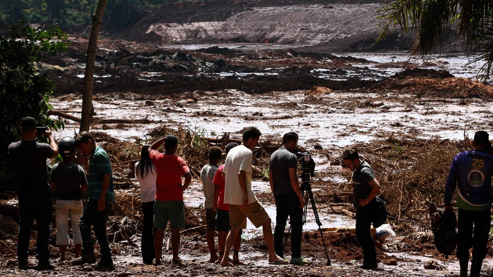 Anwohner schauen sich die Zerstörungen an nach dem Dammbruch in der Eisenerzmine in Brumadinho im Januar 2019. Anwohner schauen sich die Zerstörungen an nach dem Dammbruch in der Eisenerzmine in Brumadinho im Januar 2019.