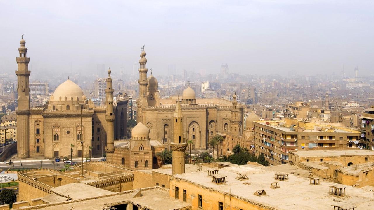 Blick auf die Sultan Hassan-Moschee und ar-Rifa'i-Moschee in Kairo, Ägypten. Blick auf die Sultan Hassan-Moschee und ar-Rifa'i-Moschee in Kairo, Ägypten.