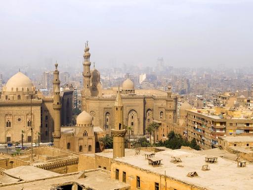Blick auf die Sultan Hassan-Moschee und ar-Rifa'i-Moschee in Kairo, Ägypten.
