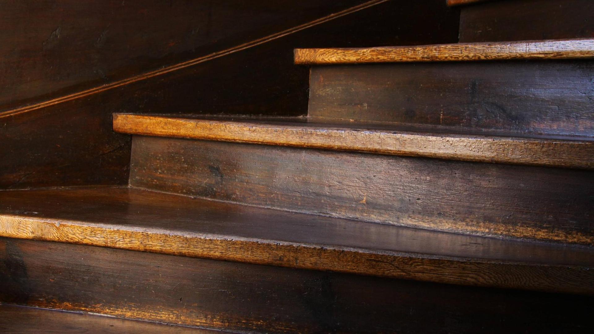 Stufen einer alten Holztreppe