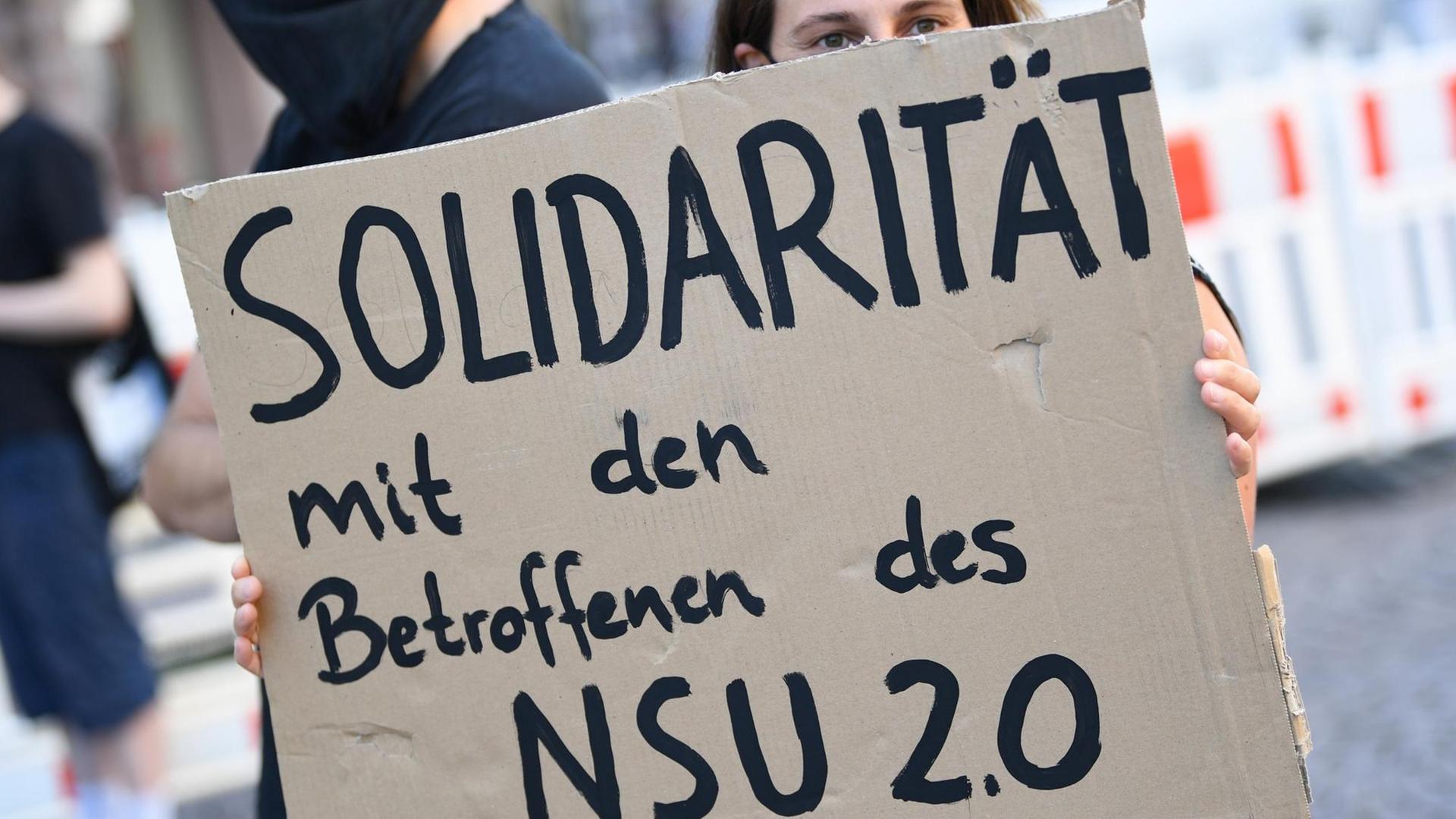 Ein Demonstrantin während einer Kundgebung in der Wiesbadener Innenstadt mit einem Plakat mit der Aufschrift "Solidarität mit den Betroffenen des NSU 2.0". Anlass der Protestaktion war eine Sitzung des Landtags-Innenausschusses zu der Affäre um rechtsextreme Drohschreiben. Ein Demonstrantin während einer Kundgebung in der Wiesbadener Innenstadt mit einem Plakat mit der Aufschrift "Solidarität mit den Betroffenen des NSU 2.0". Anlass der Protestaktion war eine Sitzung des Landtags-Innenausschusses zu der Affäre um rechtsextreme Drohschreiben.