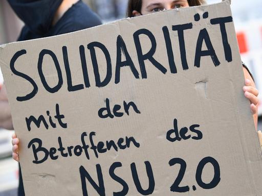 Ein Demonstrantin während einer Kundgebung in der Wiesbadener Innenstadt mit einem Plakat mit der Aufschrift "Solidarität mit den Betroffenen des NSU 2.0". Anlass der Protestaktion war eine Sitzung des Landtags-Innenausschusses zu der Affäre um rechtsextreme Drohschreiben.
