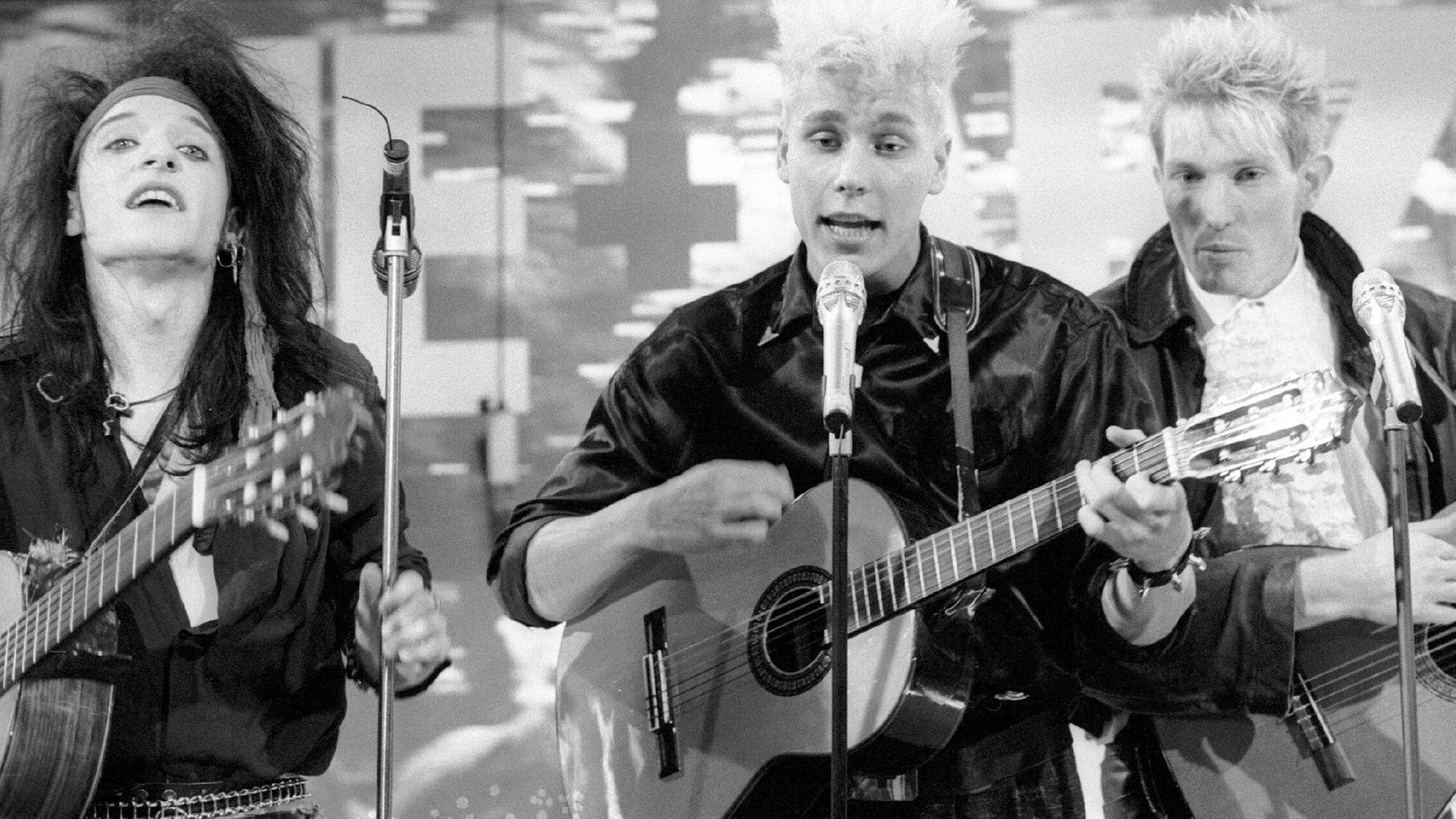 Die Ärzte bei einem Auftritt im November 1985: Bela B., Farin Urlaub und Sahnie. Die Ärzte bei einem Auftritt im November 1985: Bela B., Farin Urlaub und Sahnie.