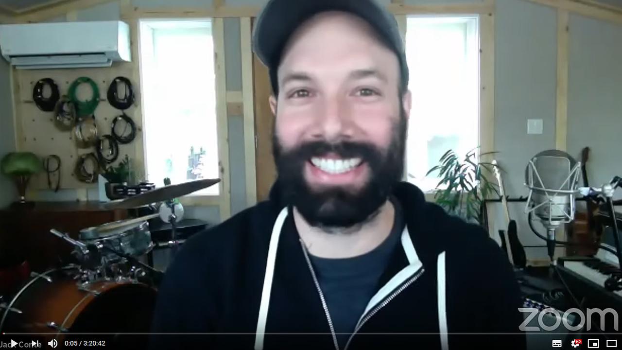Der Musiker Jack Conte, der den "weird stream-a-thon" - einen "verrückter Stream-Marathon" in der Nacht von Mittwoch auf Donnerstag in Internet veranstaltet hat. Ein Mann mit Bart und Basecap schaut in eine Kamera. Im Hintergrund stehen Musikinstrumente wie ein Schlagezeug und Klavier. Der Musiker Jack Conte, der den "weird stream-a-thon" - einen "verrückter Stream-Marathon" in der Nacht von Mittwoch auf Donnerstag in Internet veranstaltet hat. Ein Mann mit Bart und Basecap schaut in eine Kamera. Im Hintergrund stehen Musikinstrumente wie ein Schlagezeug und Klavier.