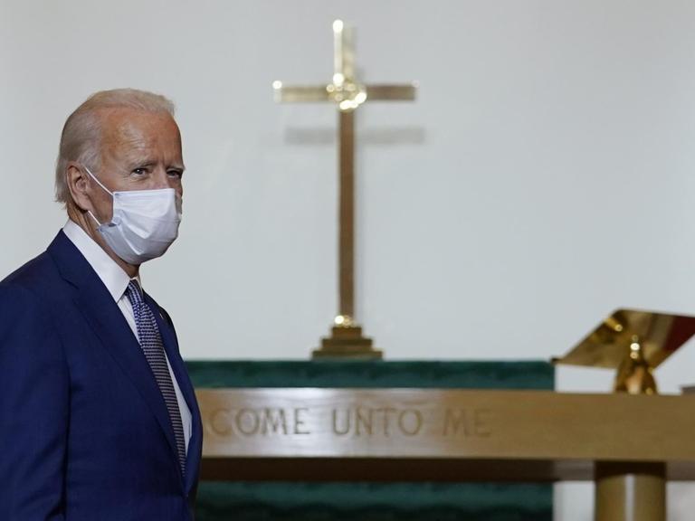 Der demokratische Präsidentschaftskandidat und ehemalige Vizepräsident Joe Biden kommt zu einer Gemeindeveranstaltung in der Grace Lutheran Church in Kenosha Wisconsin.