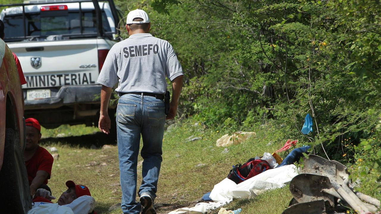 Untersuchungen am Fundort des Massengrabs in Iguala im Bundesstaat Guerrero Untersuchungen am Fundort des Massengrabs in Iguala im Bundesstaat Guerrero