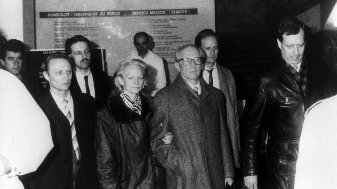 Margot und Erich Honecker Anfang 1990 in Berlin