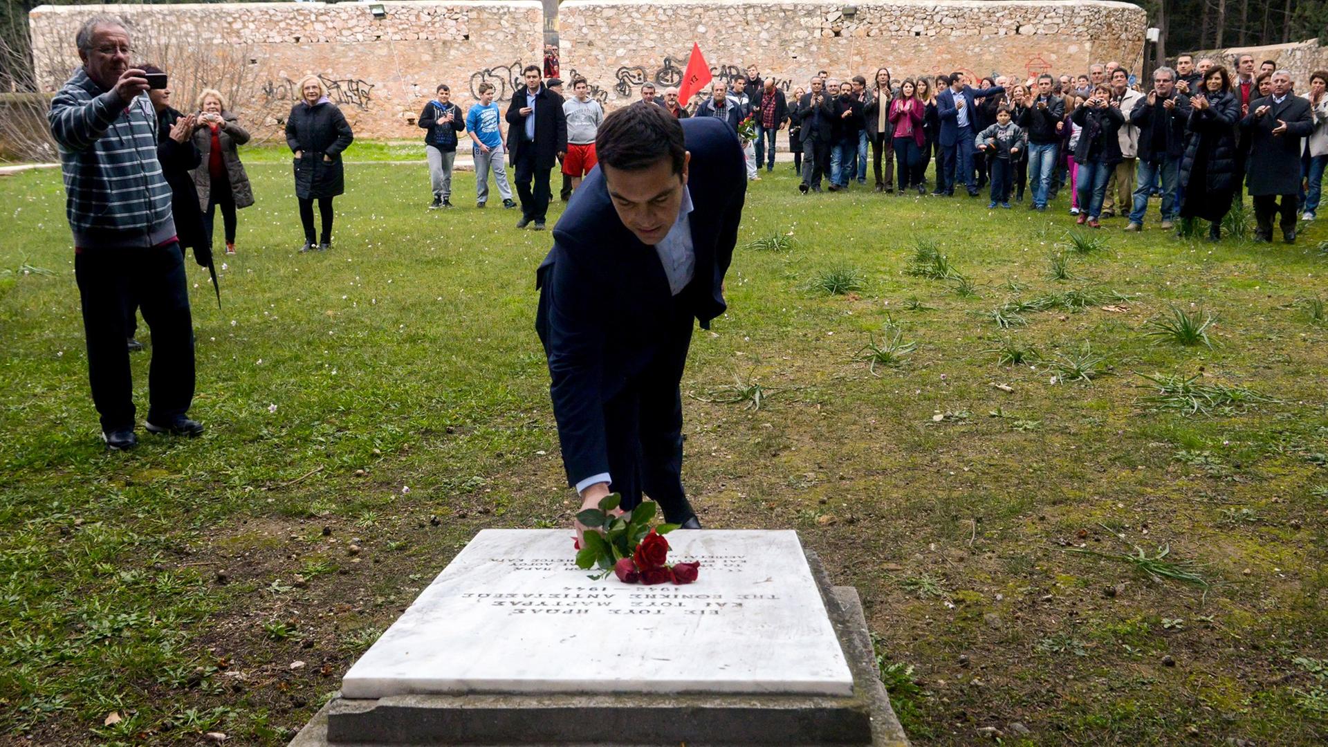 Der griechische Premier Tsipras legt während einer Zeremonie in Kessariani Blumen an einem Denkmal nieder, das an erschossene Widerstandskämpfer während der Besatzung Griechenlands durch die Nationalsozialisten erinnert. Der griechische Premier Tsipras legt während einer Zeremonie in Kessariani Blumen an einem Denkmal nieder, das an erschossene Widerstandskämpfer während der Besatzung Griechenlands durch die Nationalsozialisten erinnert.