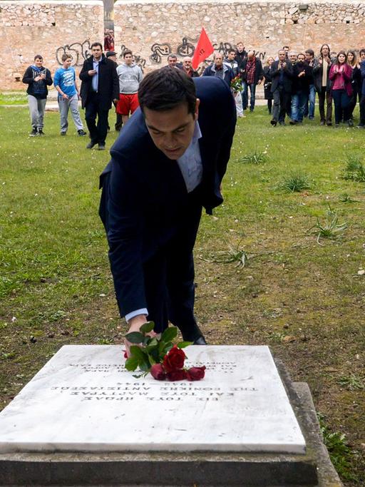 Der griechische Premier Tsipras legt während einer Zeremonie in Kessariani Blumen an einem Denkmal nieder, das an erschossene Widerstandskämpfer während der Besatzung Griechenlands durch die Nationalsozialisten erinnert.