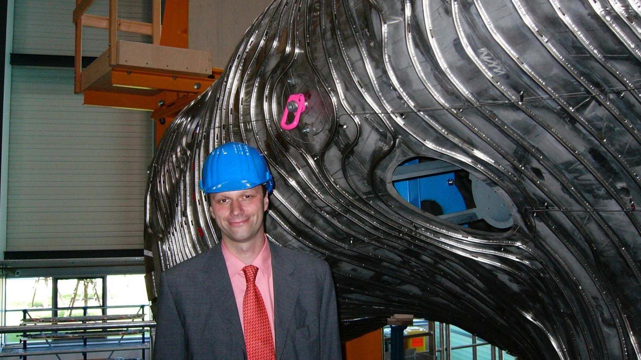 Thomas Klinger, Projektleiter von Wendelstein, vor einem Vakuumgefäß. Thomas Klinger, Projektleiter von Wendelstein, vor einem Vakuumgefäß.