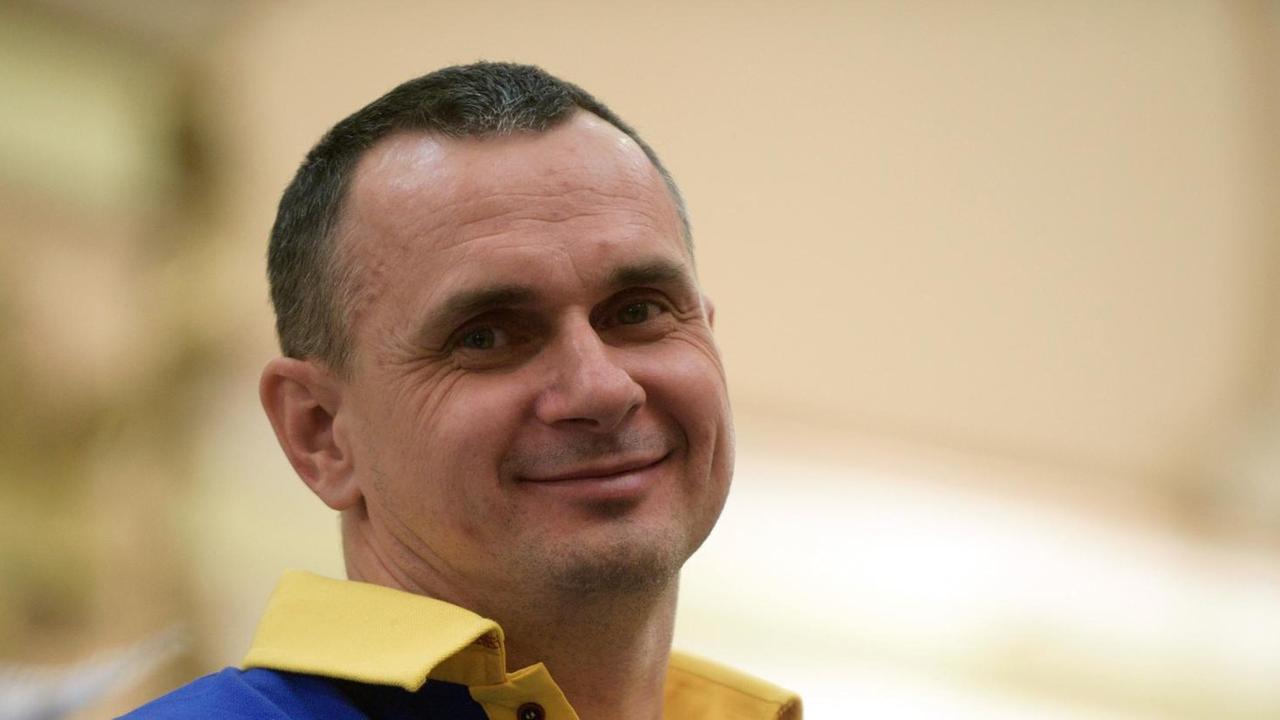 Oleg Senzow lächelt freundlich in Richtung des Betrachters. Oleg Senzow lächelt freundlich in Richtung des Betrachters.