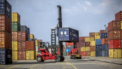 Container werden am 16.07.2015 im Containerhafen der Sonderwirtschaftszone Mariel nahe Havanna in Kuba bewegt.