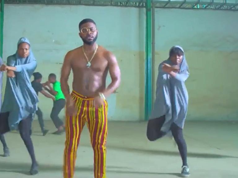 Der nigeranische Rapper Falz, hinter ihm Tänzerinnen mit Kopftuch, im Video "This is Nigeria".