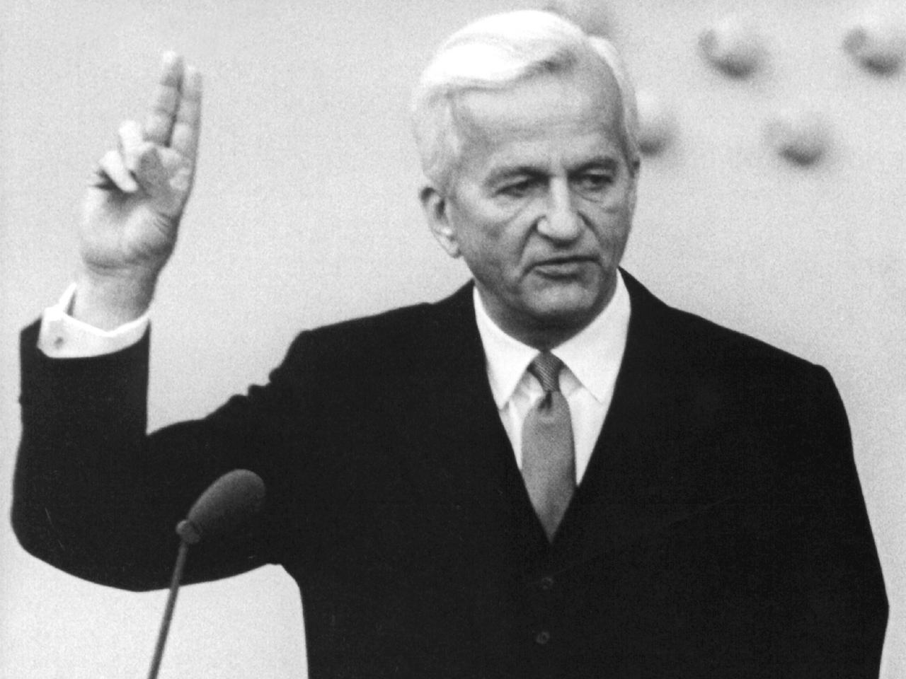 Richard von Weizsäcker hat die rechte Hand zum Schwur erhoben und spricht den Amtseid. Richard von Weizsäcker hat die rechte Hand zum Schwur erhoben und spricht den Amtseid.